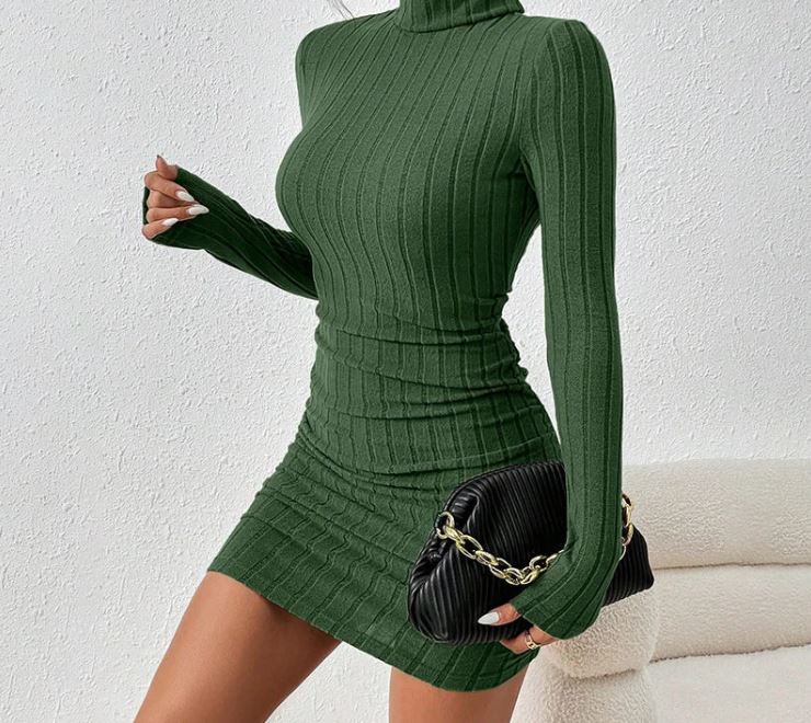Geripptes Rollkragen-Strickkleid