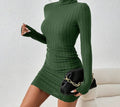 Geripptes Rollkragen-Strickkleid